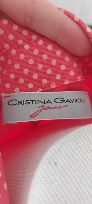 Casaco vermelho às bolinhas brancas