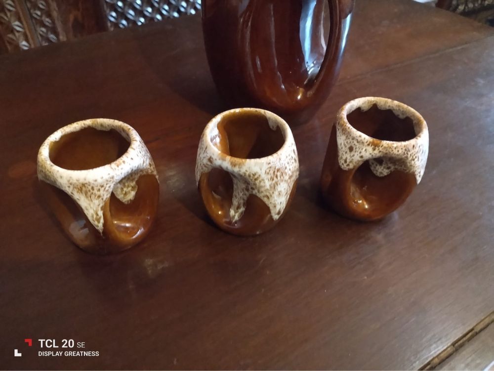 Garrafa com três copos, louça portuguesa
