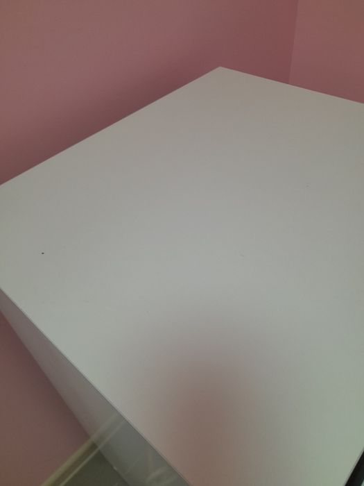 Нова, біла  шафа