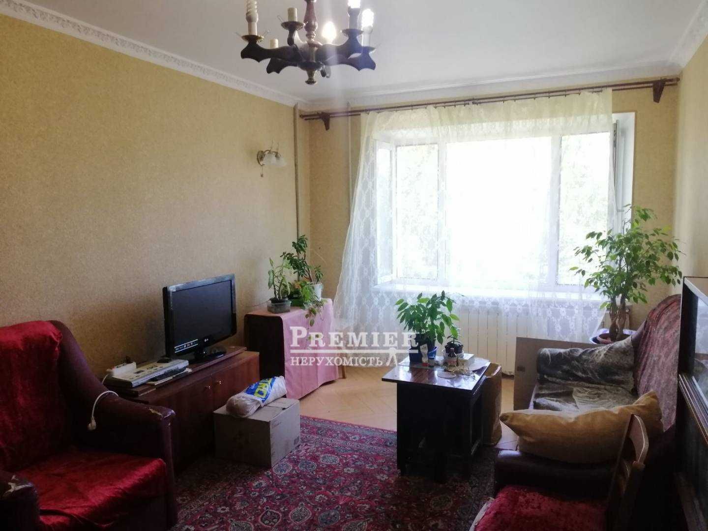 Продам велику 4-кімнатну квартиру в цегляному будинку