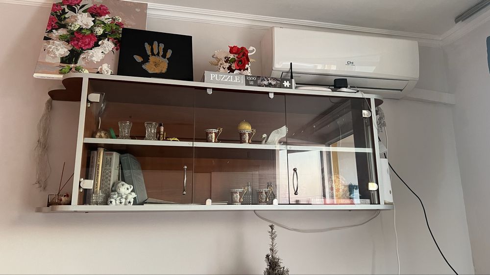 Навесные полки антресоль со стеклянными дверями и подсветкой