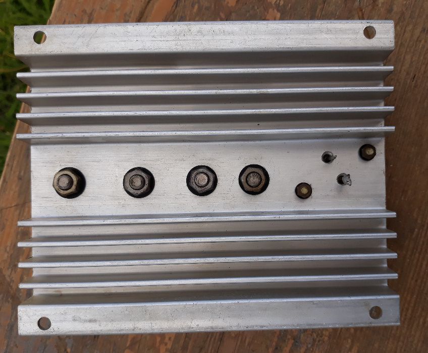 Mostek prostowniczy z diodami mocy na radiatorze do wzmacniacza
