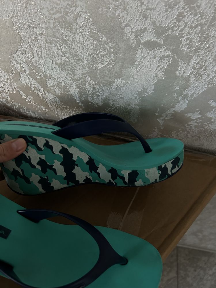 Продам шлепанцы на тонкетке
