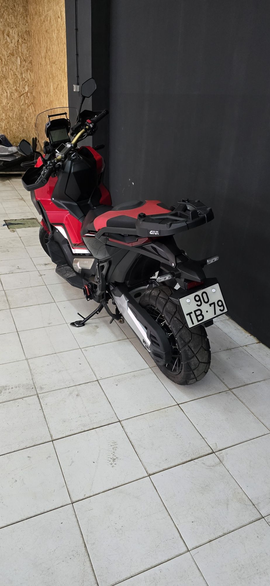 Honda X-ADV 750 Vermelha