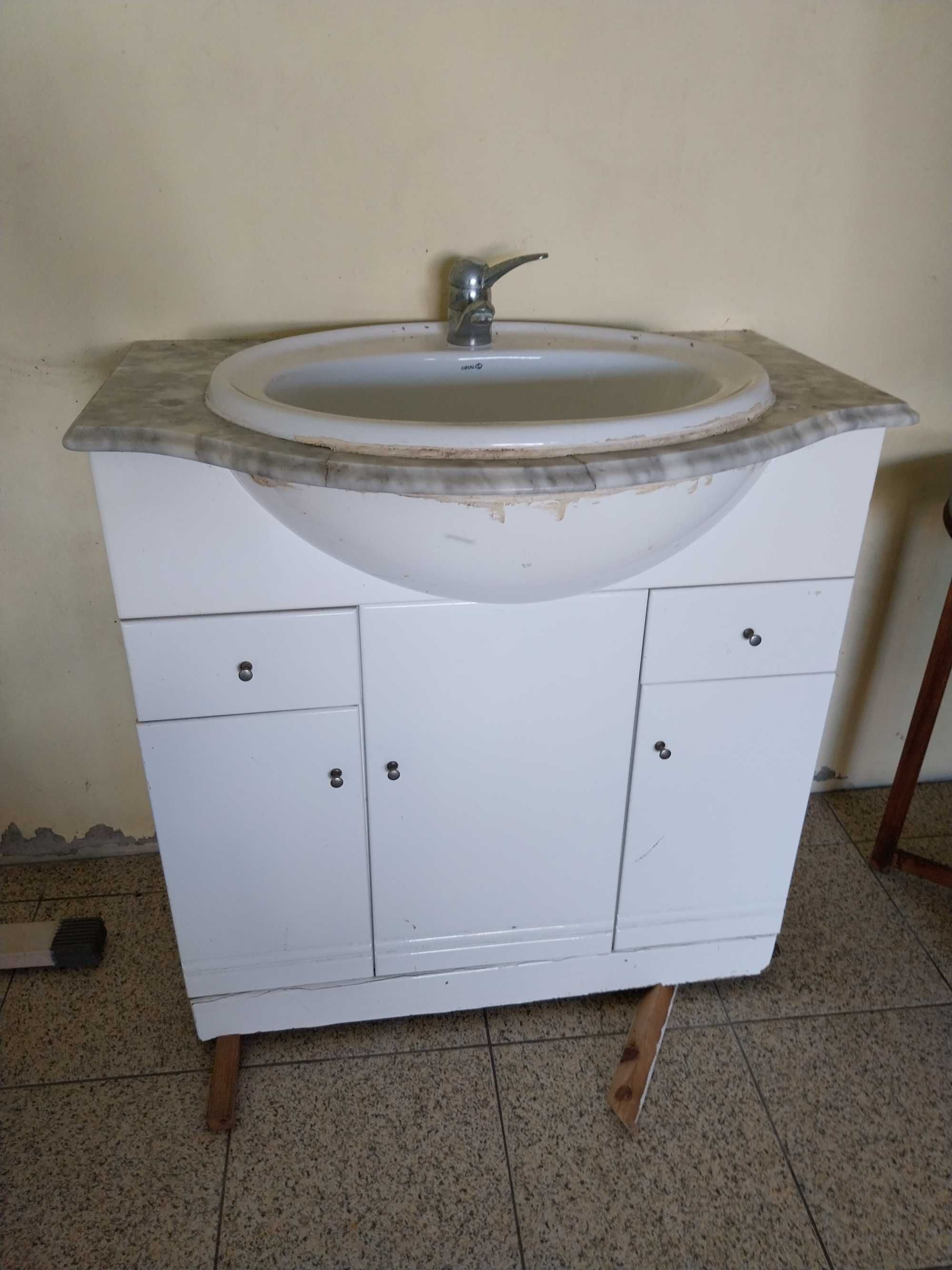 Armário de casa de banho com lavatório e com torneira