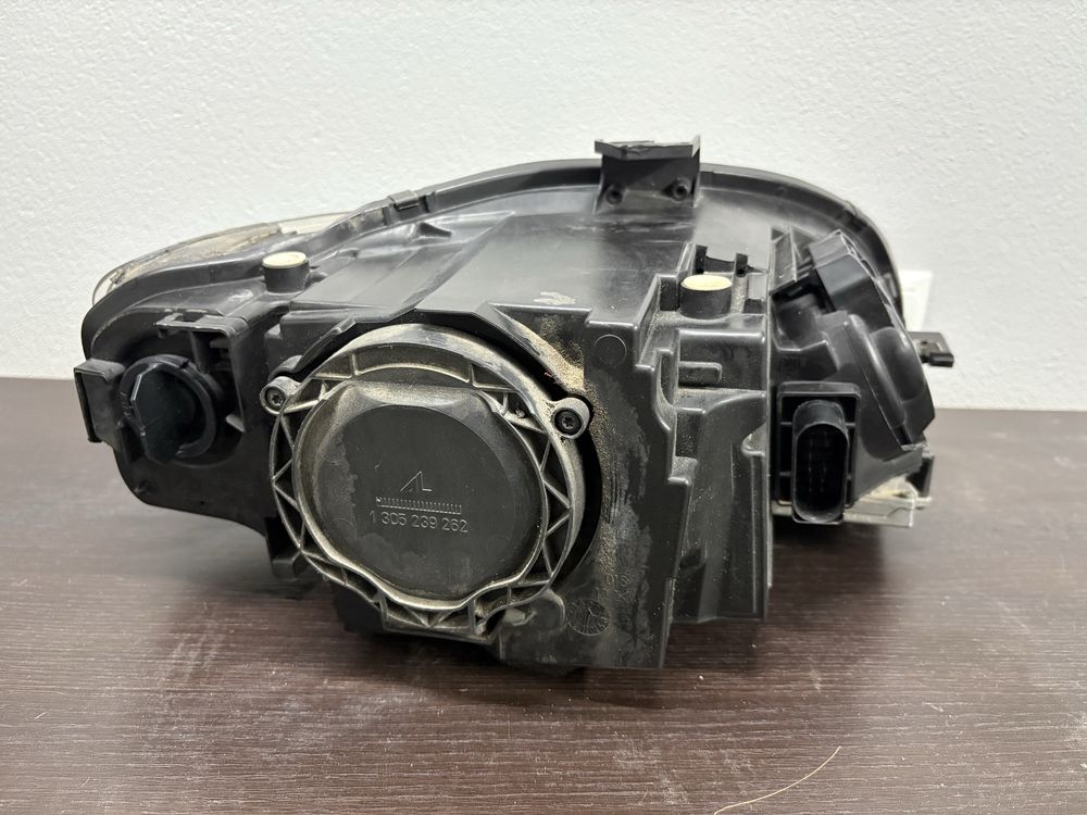 Lewa lampa bi-xenon A4 B7
