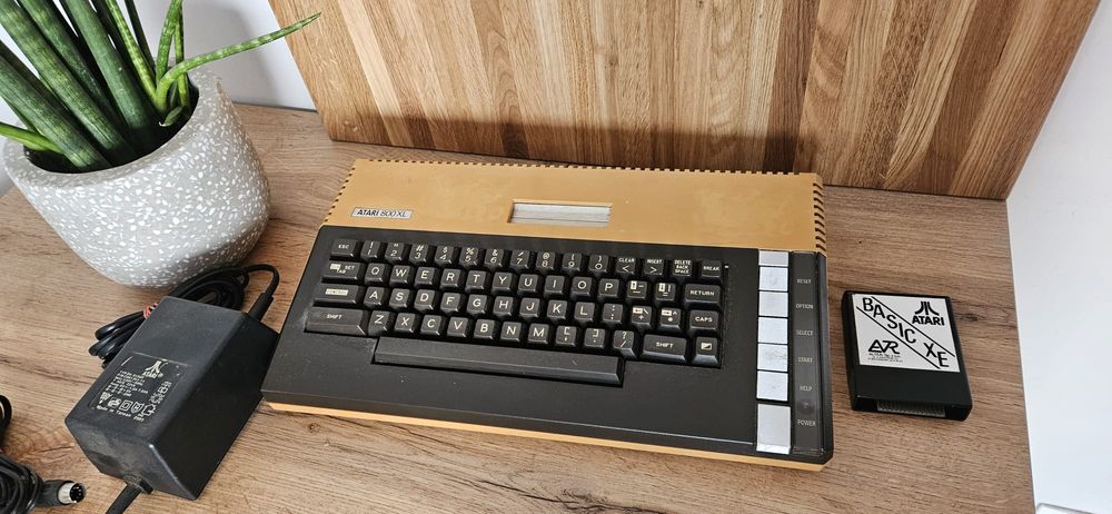 Stary komputer Atari 800XL z zasilaczem i Basic retro