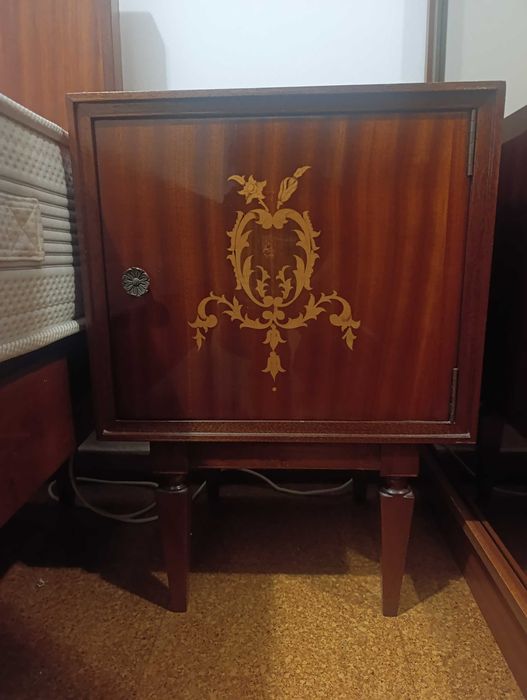 Quarto casal, mesa cabeceira, cómoda, guarda fatos