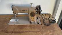 Maquina antiga de costura já eletrificada SINGER