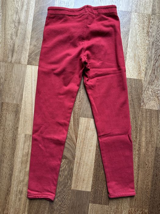 Czerwone wygodne leginsy z „misiem” w środku z H&M
