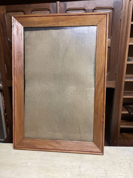 Moldura antiga em madeira e embutidos e vidro original