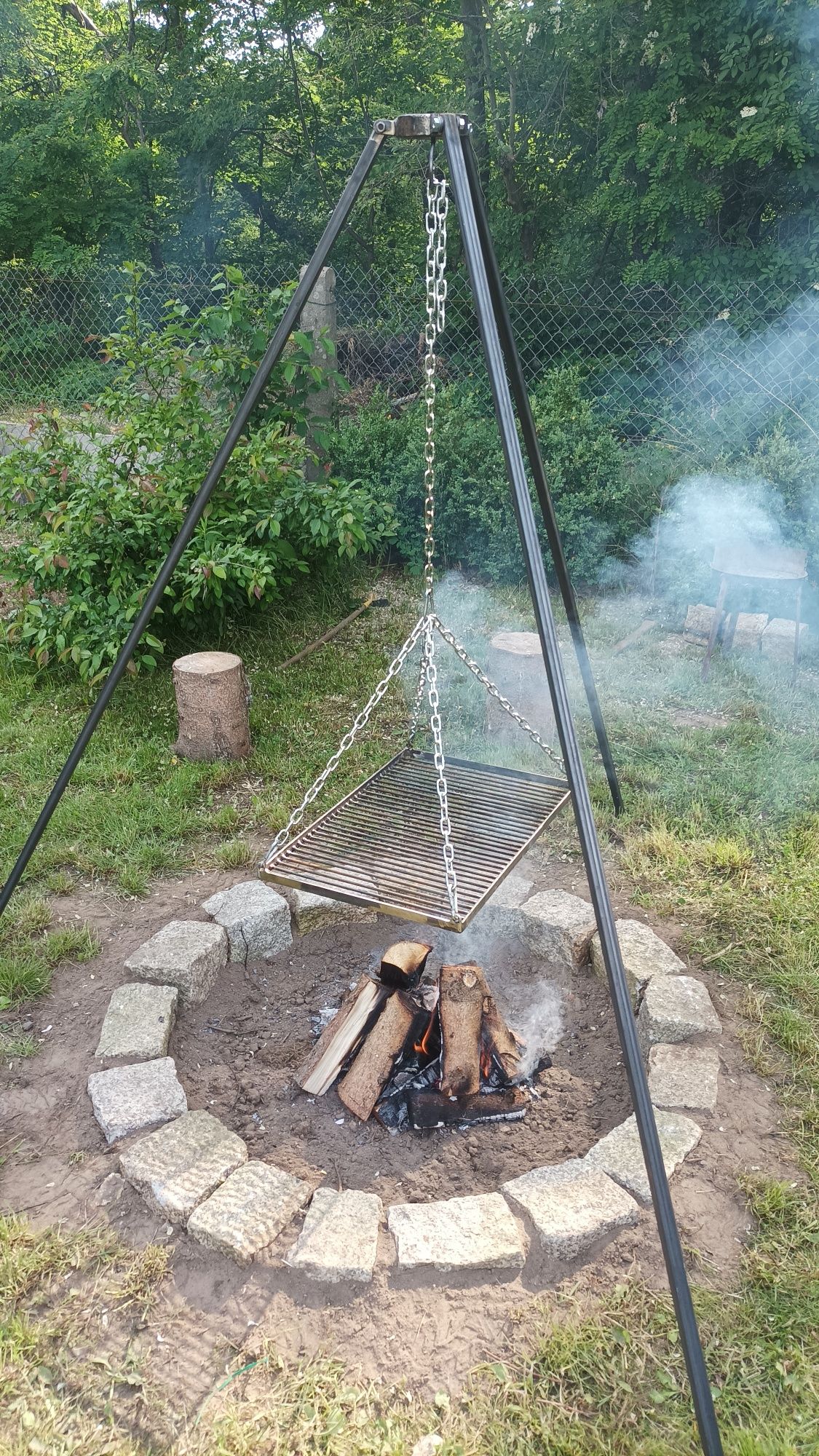 Grill wiszący nad ognisko, ruszt, palenisko na trójnogu