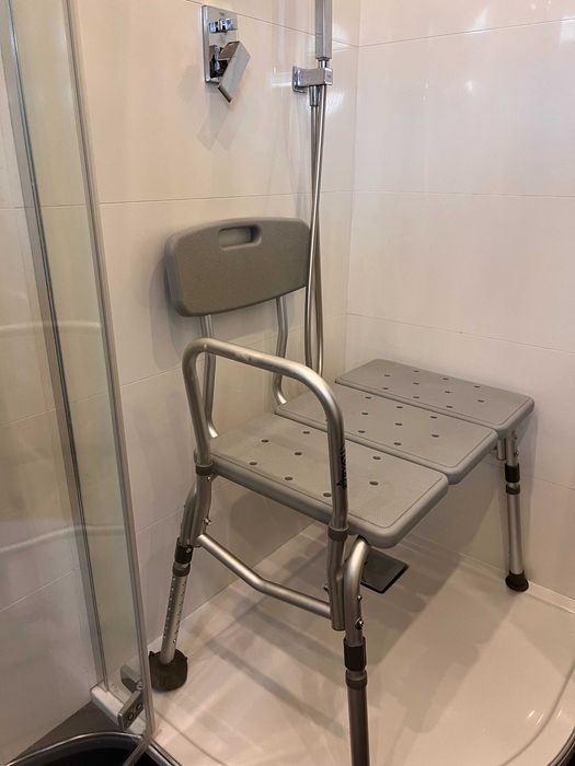 Ławka do wanny z oparciem do kąpieli dla osoby niepełnosprawnej