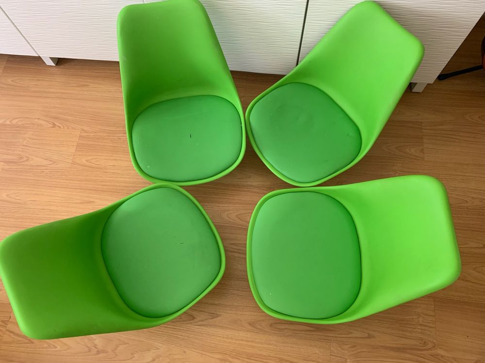 Cadeiras verdes pernas madeira