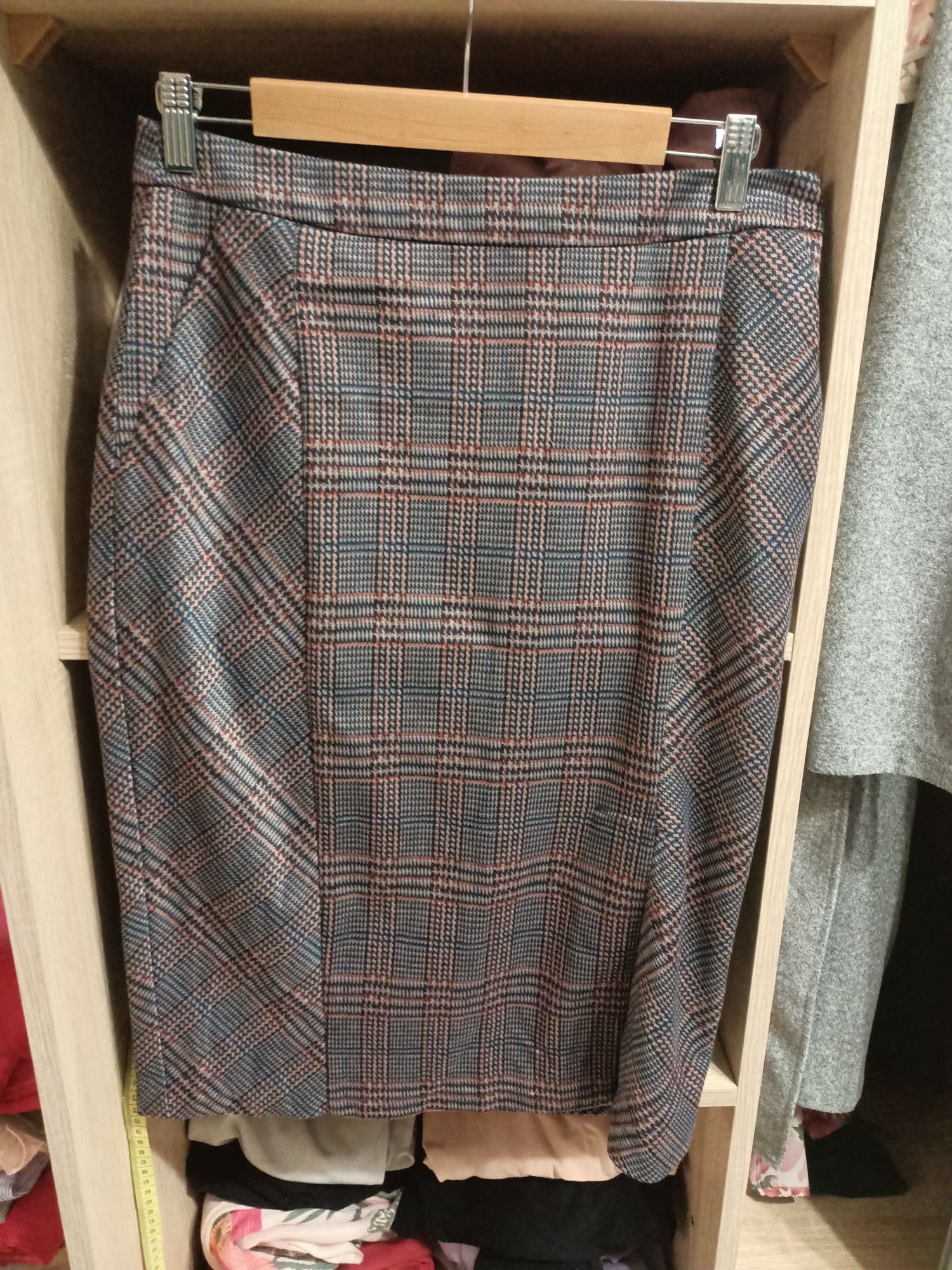 Ołówkowa spódnica z kieszeniami