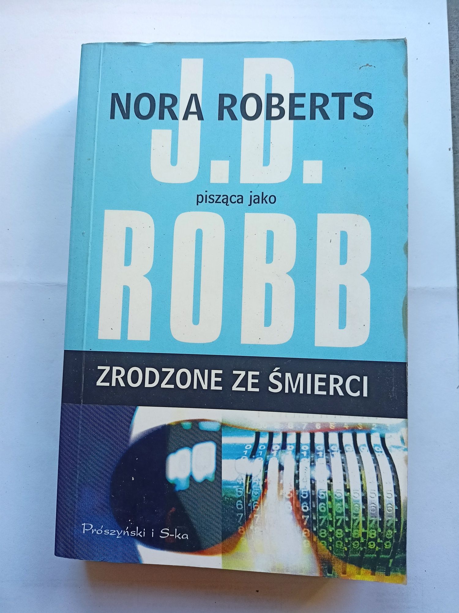 J D Robb Nora Roberts Zrodzone ze śmierci.