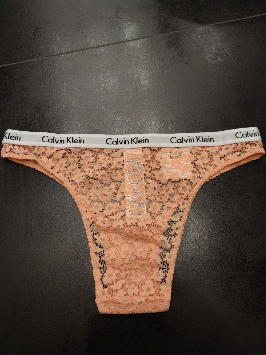 Koronkowe majtki Calvin Klein w ślicznym kolorze. Nowe, a 50 zł TANIEJ