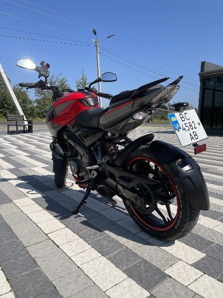 Bajaj Pulsar 200 NS, 2018 рік | Гарний стан

Продам Bajaj Pulsar 200 N