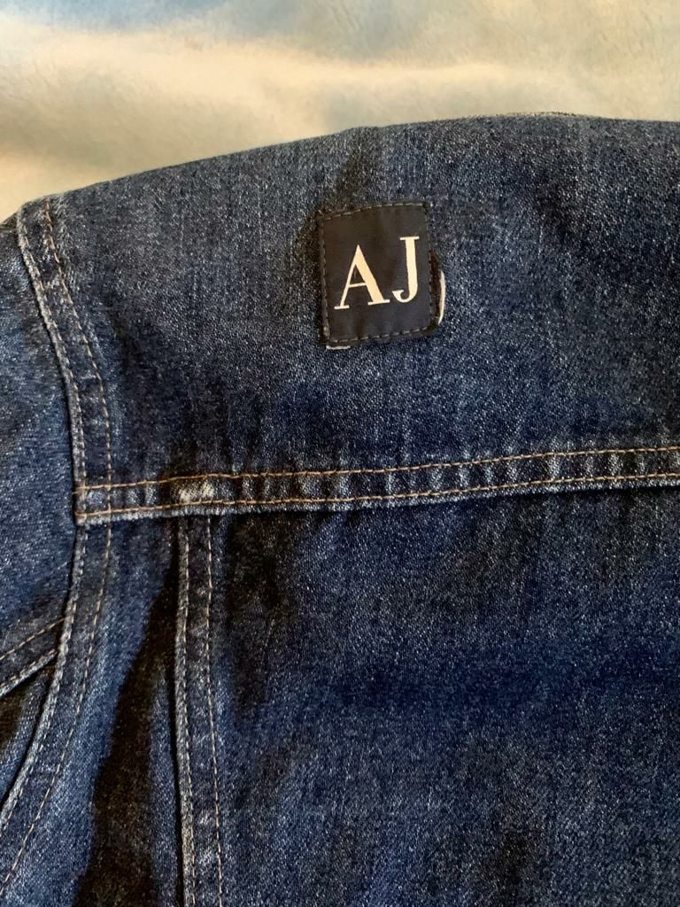 Jaqueta jeans Armani Jeans.
Tamanho 40-42