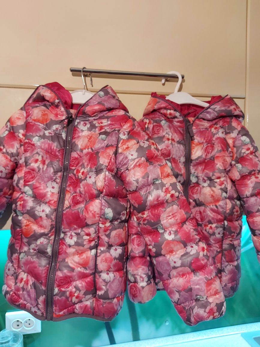 Куртки демисезоные для двойни 4-5 лет