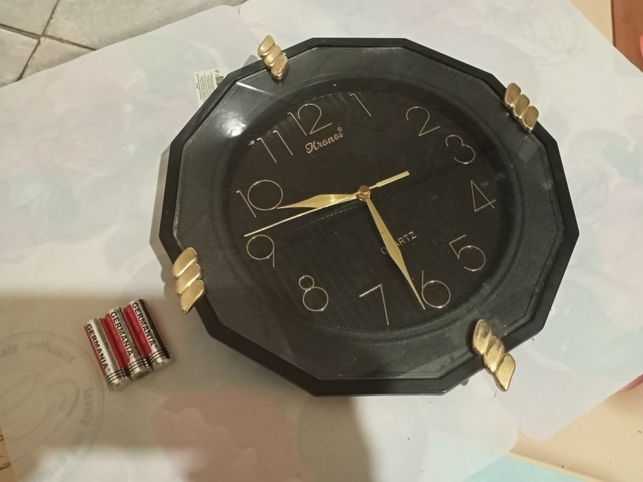 Продам настенные стрелочные часы.