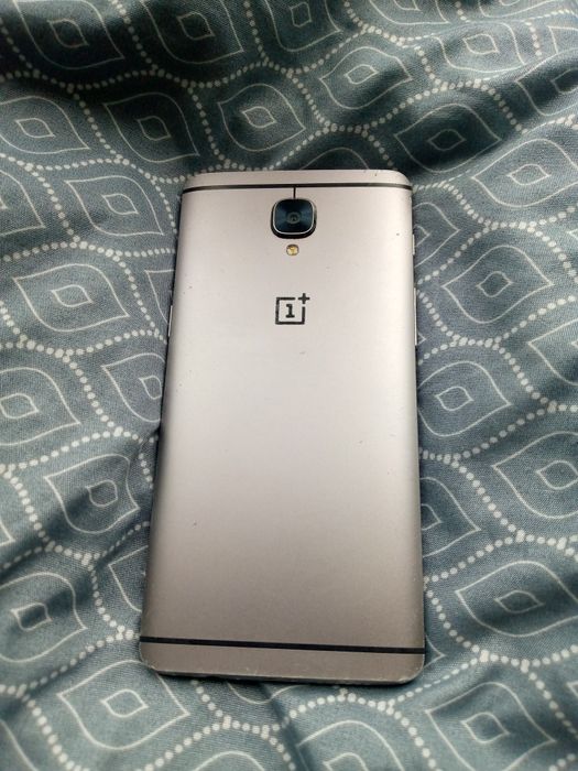 Смартфон Oneplus 3 6/64 Гб на запчасти или замену дисплейного модуля.