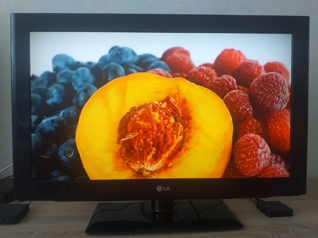 Гарний телевізор LG 32 " дюйма.