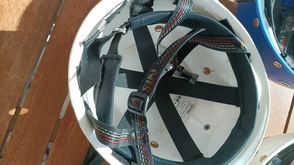 Capacetes escalada, espeleologia e trabalhos em altura