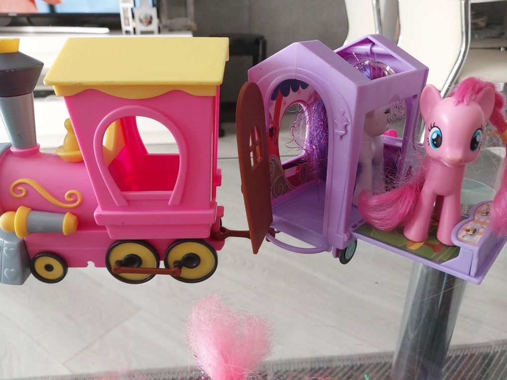 Sprzedam 8 konikow pony Hasbro gratis pociag