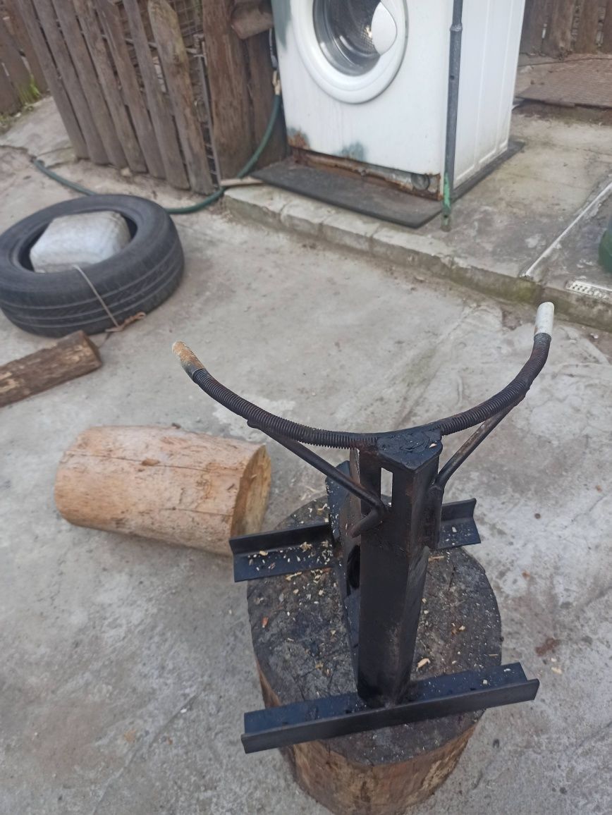 Продаю дровокол саморобний ручний.