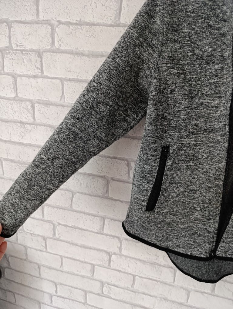 Chłopięca bluza 146/152 z kapturem