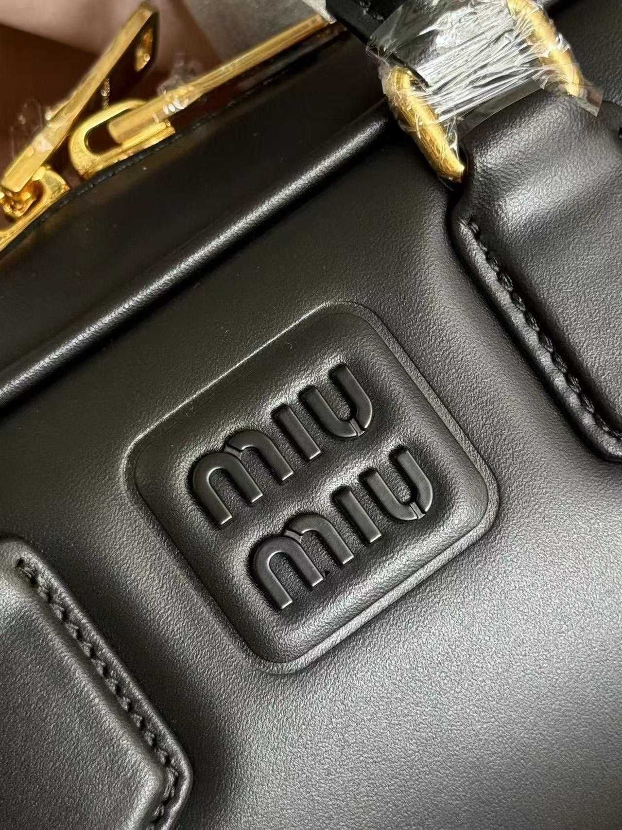 Miu Miu Torba W Kolorze Czarnym - Symbol Luksusu
