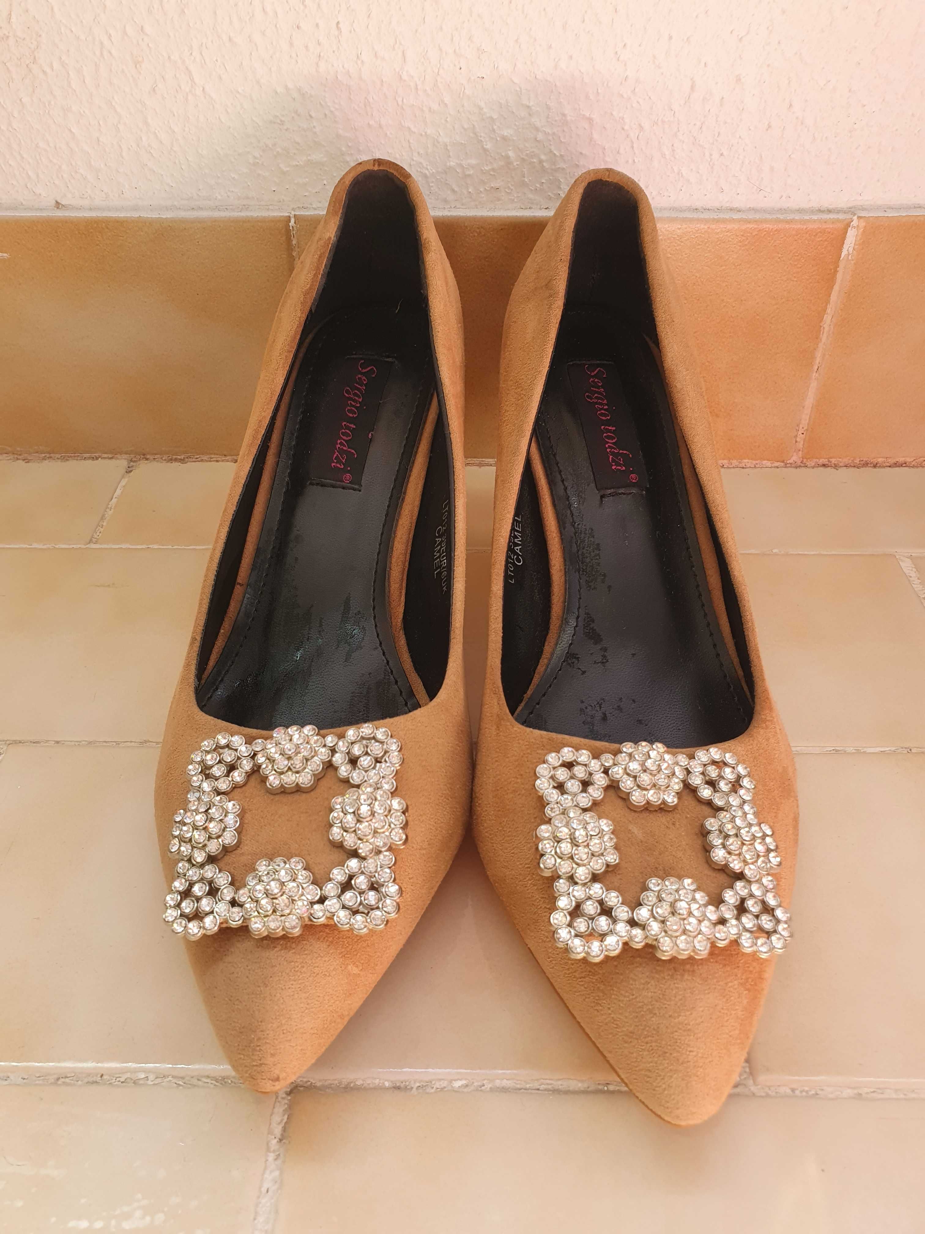 Vende-se sapatos de salto com aplicação