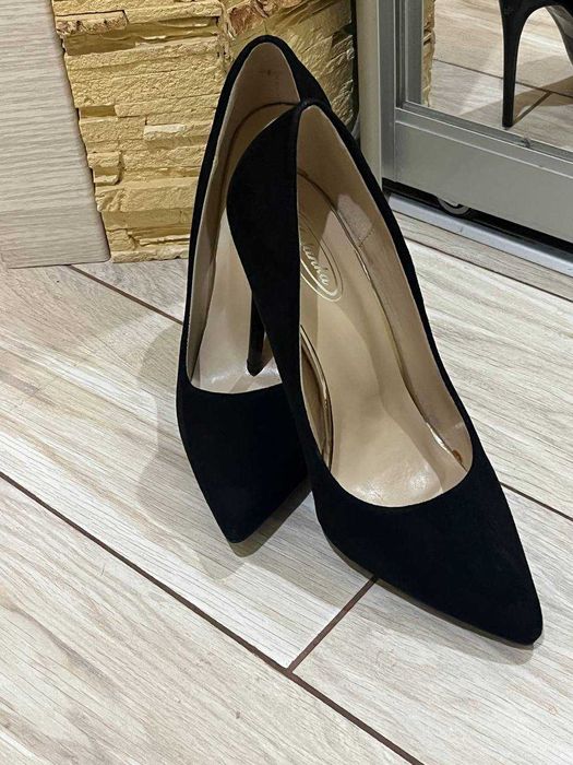 Чорні туфлі лодочки