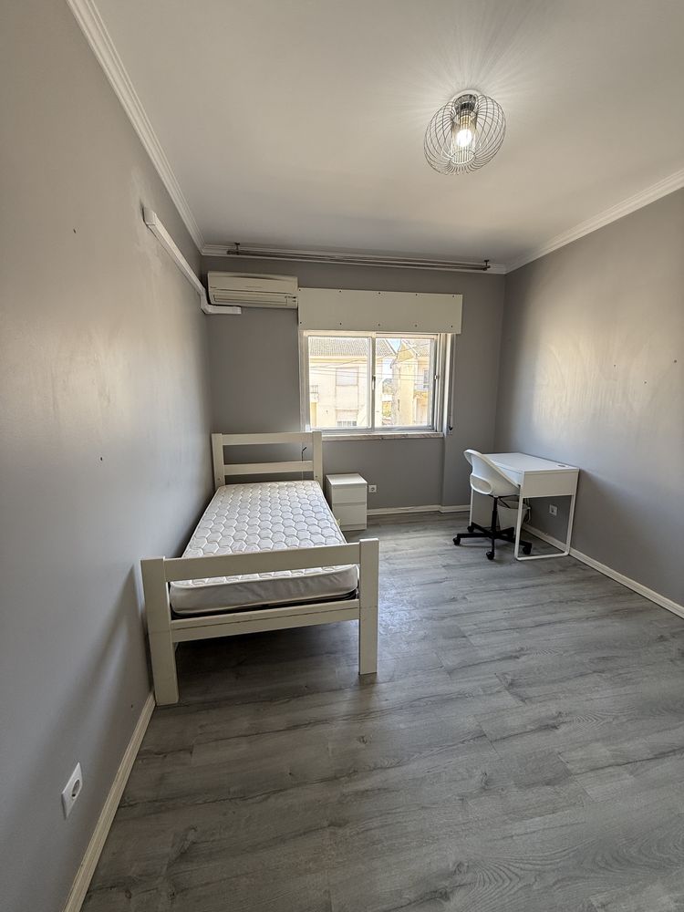 Quarto para rapariga - Trabalhadora e Estudante