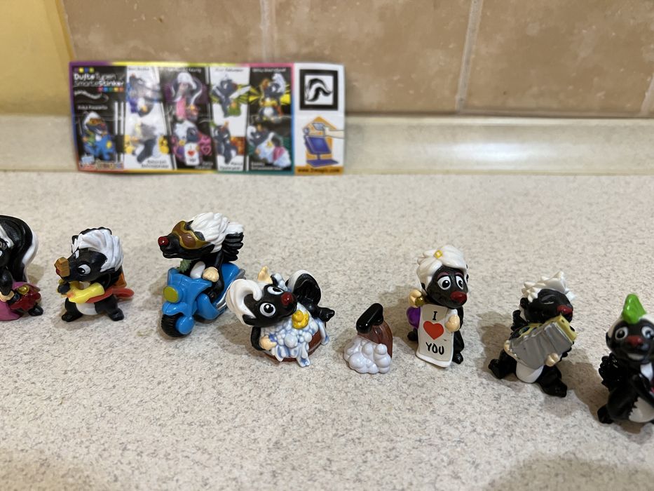 Скунси кіндер іграшки игрушки киндер скунсы