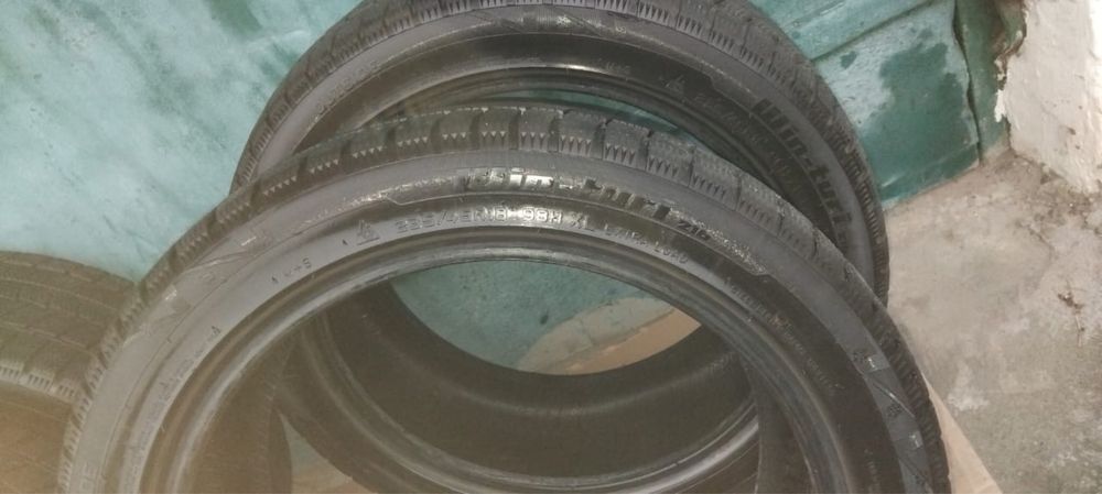 Шини зимові 235/45/R18