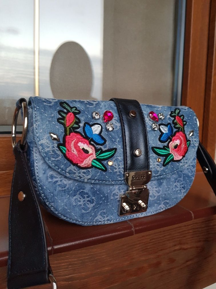 Śliczna torebeczka Guess Denim, hafty, kamienie akrylowe, monogram ory