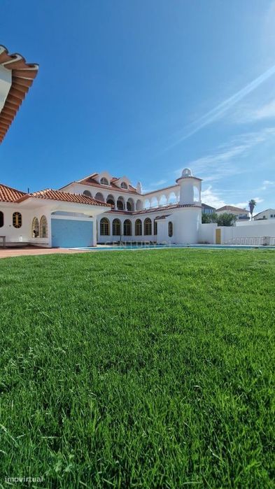 Distinta Moradia T5 com piscina e adega - Charneca da Caparica