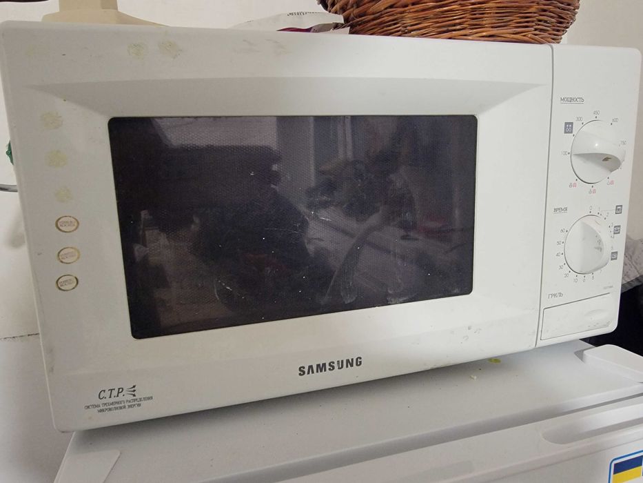Мікрохвильовка Samsung (працює тільки гриль) CE 2718 NR