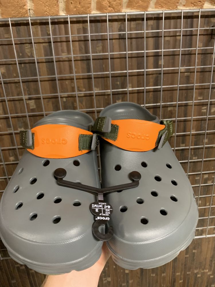 Оригінальні крокси Crocs нові сірі легкі з етикетками сандалі Men 46