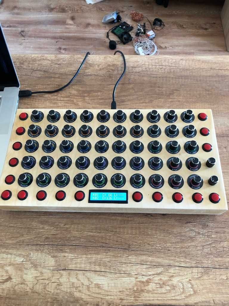 drewniany kontroler midi z LCD do syntezatora (programowalny)