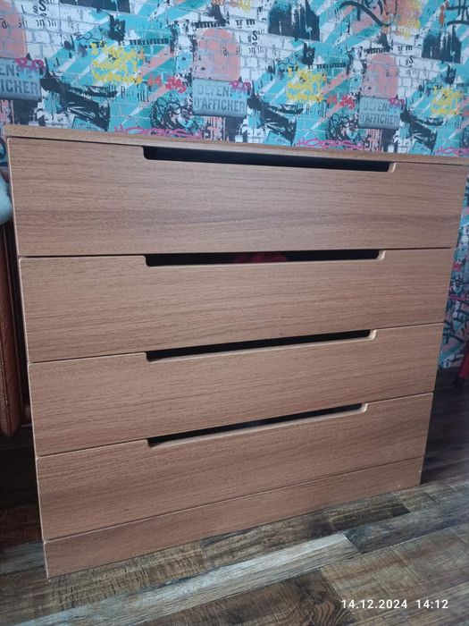 Комод без ручок.