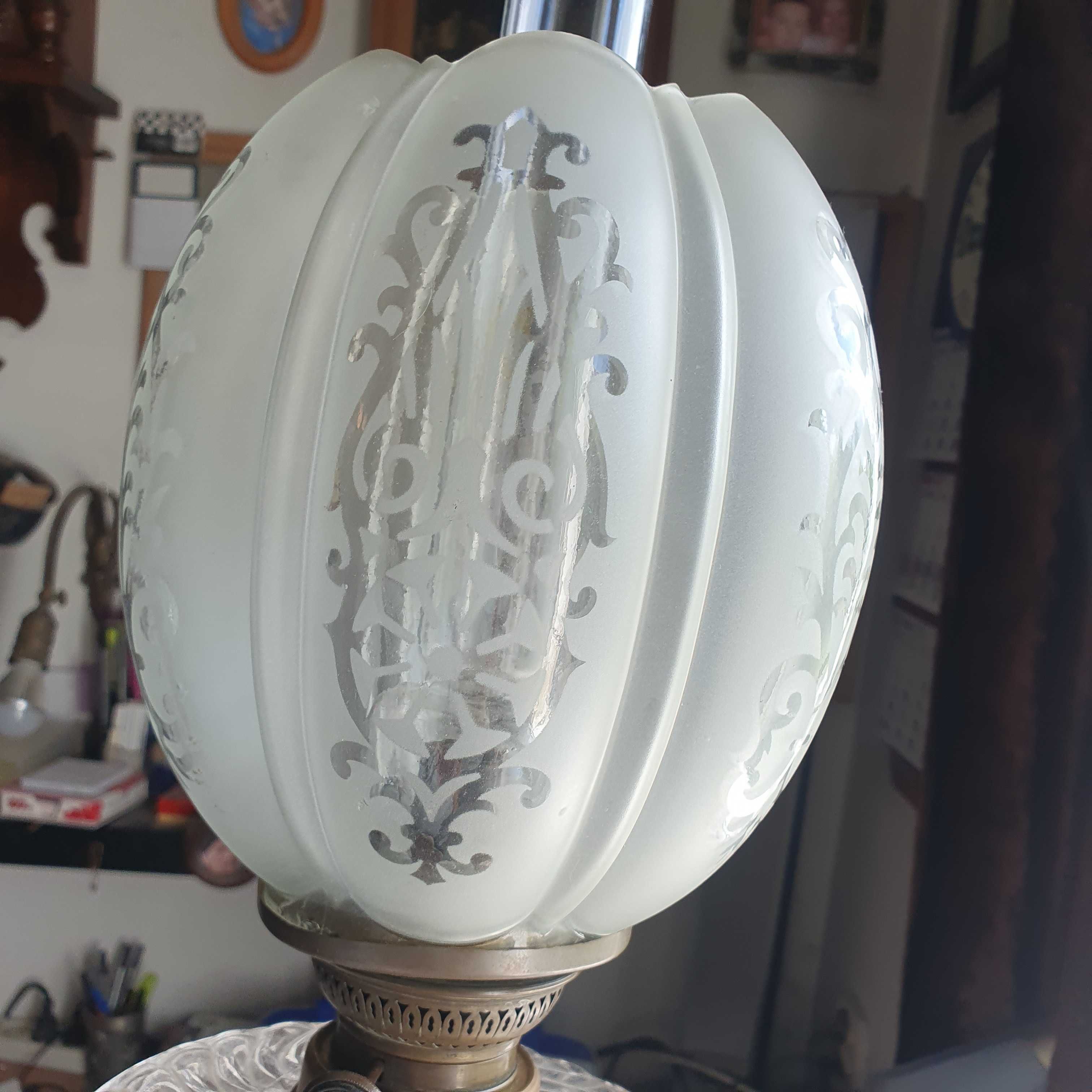 Sprawna lampa naftowa z XIX wieku