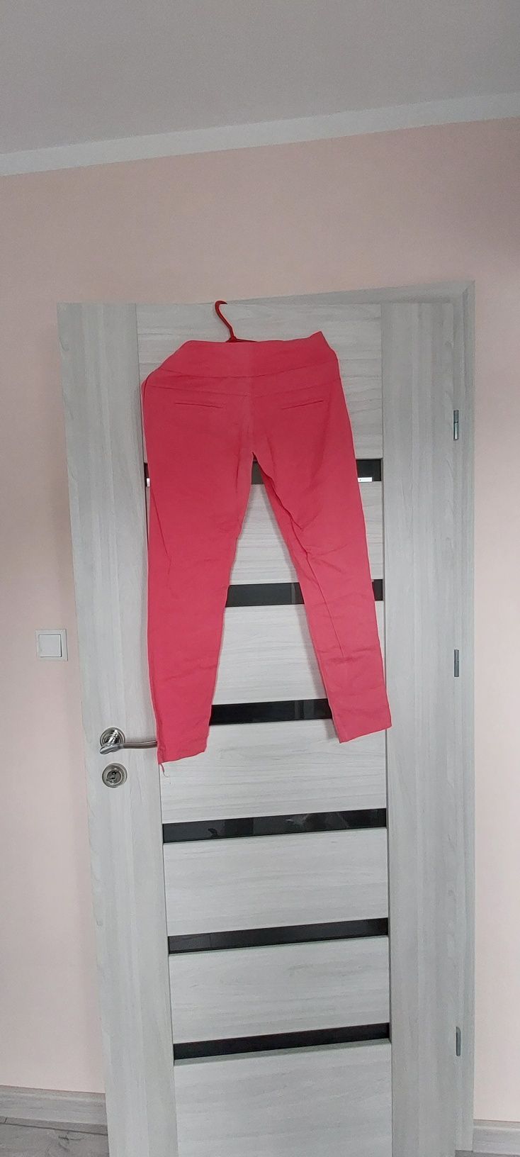 Spodnie z materialu  letnie rurki  vintage rozowe z kokardka S biodrow
