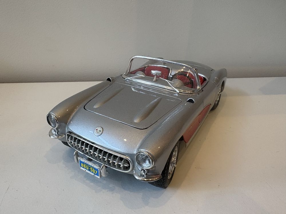 Model Chevrolet Corvette 1:18 BBurago Burago (maisto welly)