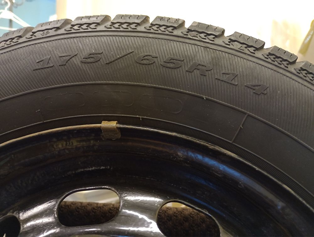 Opony zimowe 175/65R14 na stalowych felgach Ford Fiesta