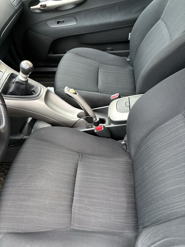 Toyota Auris 2.0 D4D w bardzo dobrym stanie.