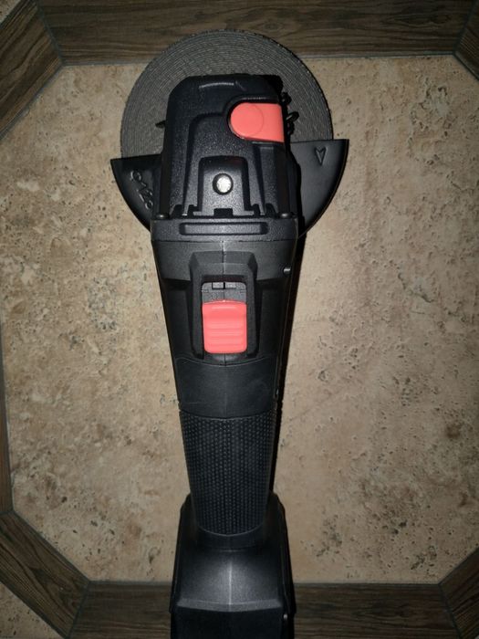 Акумуляторна безщіткова болгарка з Дніпро-М.