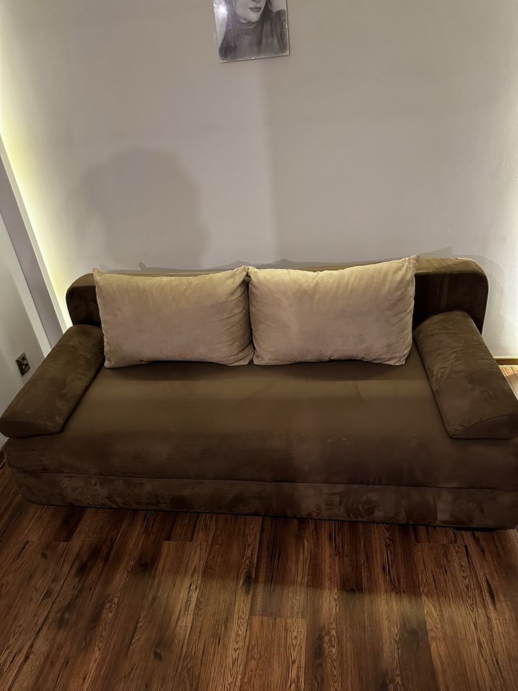 Rozkladana sofa z poduszkami